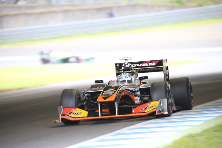 決勝レース: 国本雄資（JMS P.MU/CERUMO・INGING SF14）