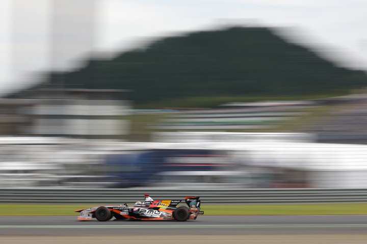 決勝レース: 石浦宏明（JMS P.MU/CERUMO・INGING SF14）