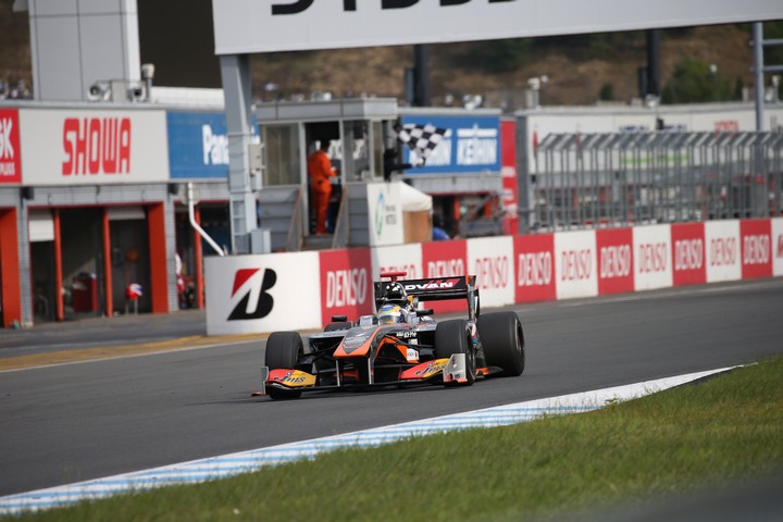 決勝レース: 石浦宏明（JMS P.MU/CERUMO・INGING SF14）