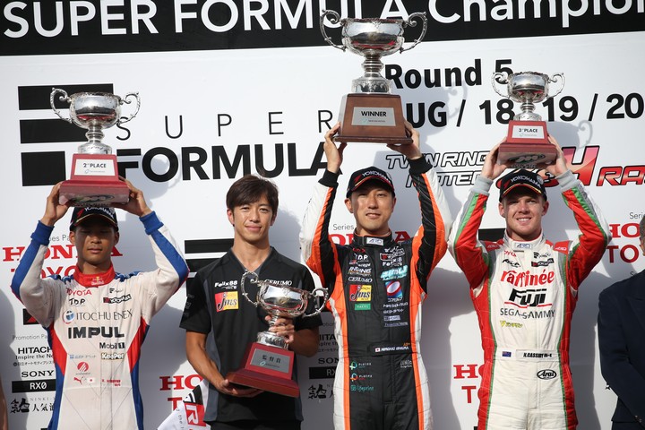 表彰式: 左から2位・平川亮、優勝チーム監督・立川祐路氏、優勝・石浦宏明、3位・ニック・キャシディ