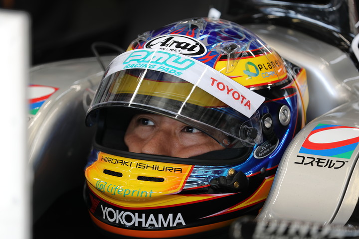 公式予選: ピットで待機する石浦宏明（P.MU/CERUMO · INGING）