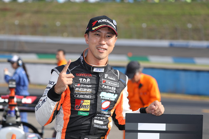 公式予選: ポールポジションを獲得した石浦宏明（P.MU/CERUMO · INGING）