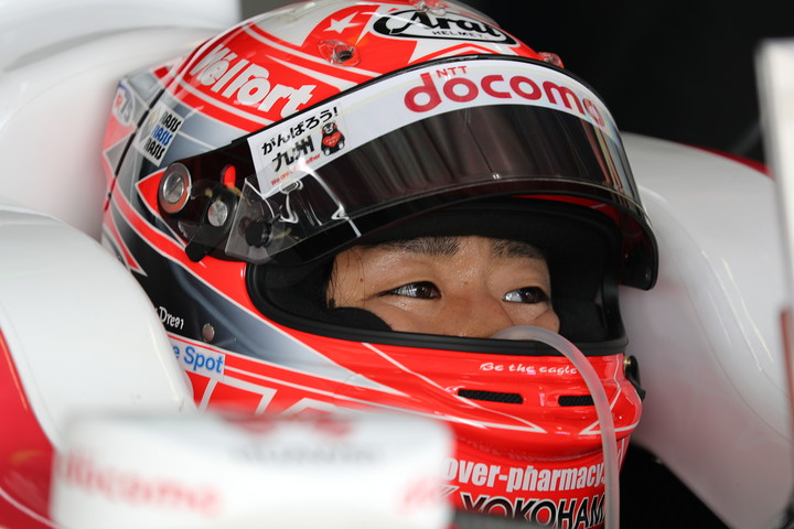 公式予選: ピットで待機する松下信治（DOCOMO TEAM DANDELION RACING ）