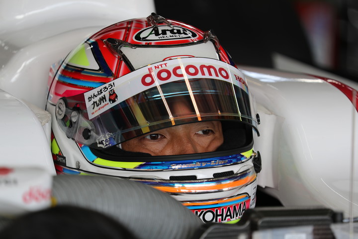 公式予選: ピットで待機する野尻智紀（DOCOMO TEAM DANDELION RACING）