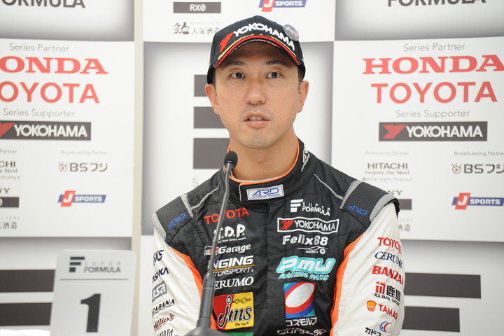 予選記者会見: ポールポジションの石浦宏明（P.MU/CERUMO · INGING）