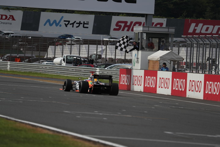 トップでゴールする石浦宏明（JMS P.MU/CERUMO・INGING SF14）