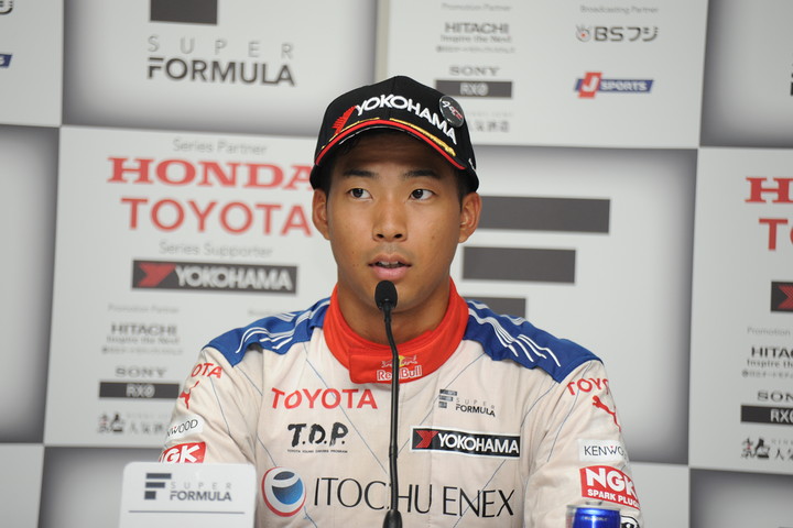決勝記者会見: 2位の平川亮（ITOCHU ENEX TEAM IMPUL）