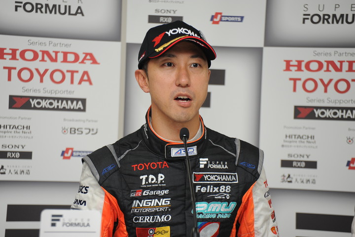 決勝記者会見: 優勝した石浦宏明（P.MU/CERUMO · INGING）