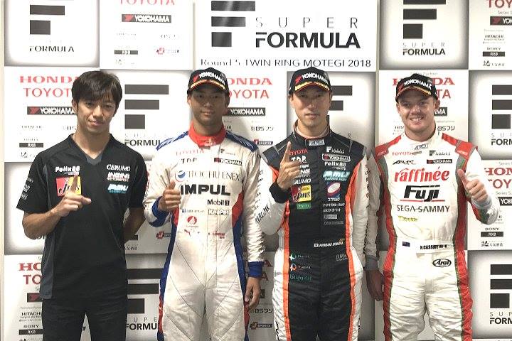 決勝フォトセッション: トップ3と優勝チーム監督