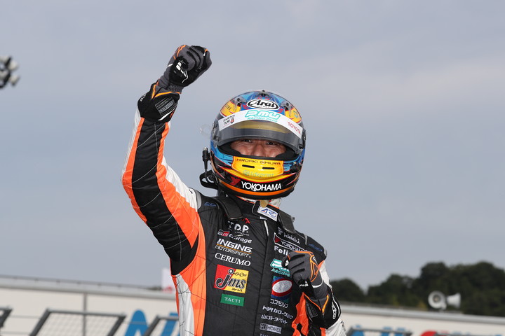 優勝した石浦宏明（P.MU/CERUMO · INGING）