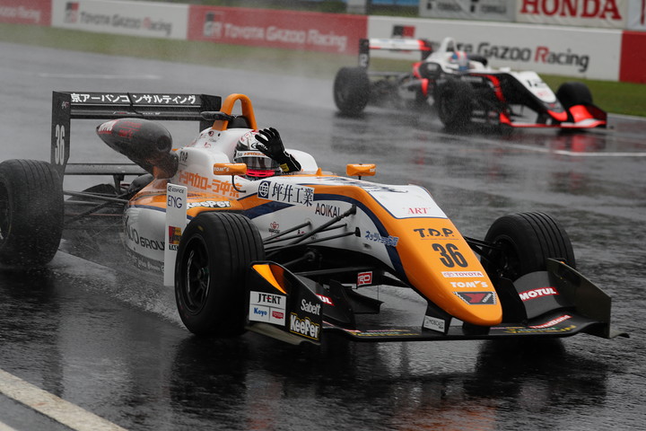 トップでゴールする坪井翔（カローラ中京Kuo TOM'S F317）