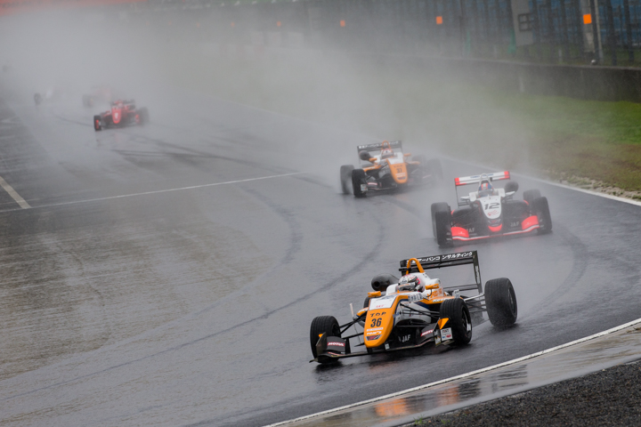 18周のレースはセーフティーカーランでスタートした