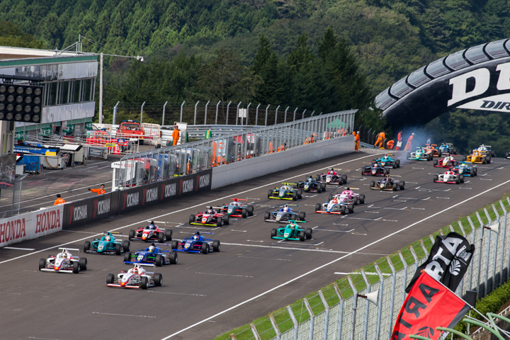 15周の決勝がスタートした