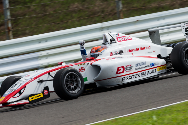 ウィニングラップで手を突き上げる優勝の角田裕毅（HFDP/SRS/コチラレ一シング）