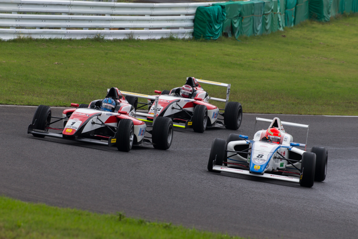 ドライタイヤで次々と前車をパスしてトップに立った佐藤連だったが……