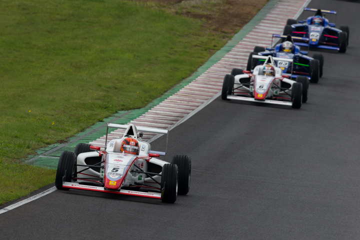 15周の決勝レースがスタートした