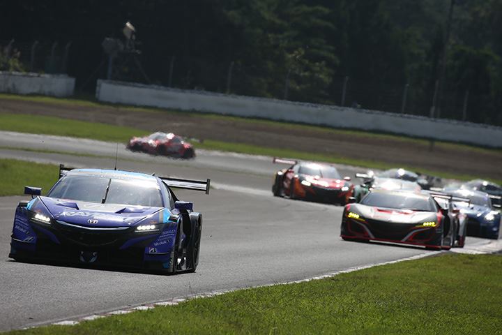 レースをリードする山本尚貴／ジェンソン・バトン組（RAYBRIG NSX-GT）