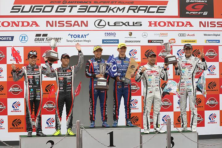 表彰式: GT3 00クラスのトップ3