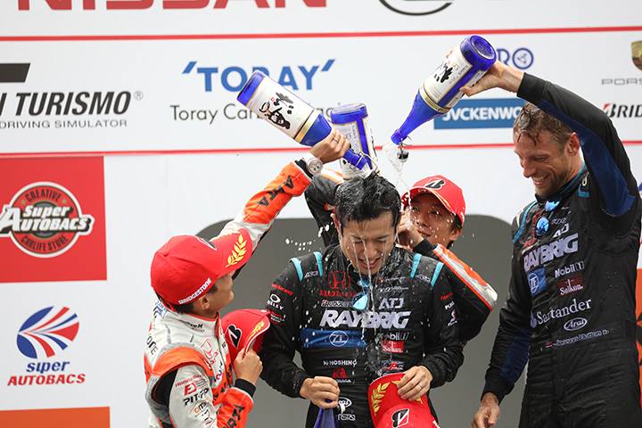 表彰式: 手荒い洗礼を受ける山本尚貴（TEAM KUNIMITSU）