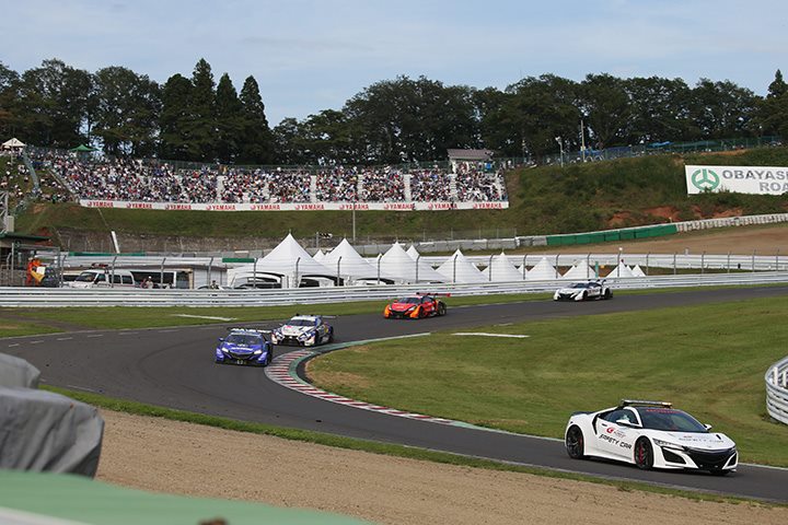 アクシデントにより途中セーフティーカーが導入された