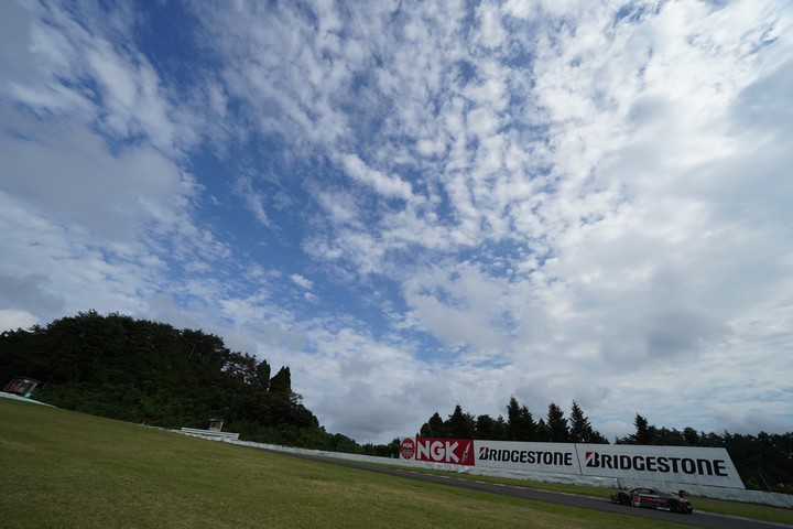 公式予選: S字を駆け上がるGTマシン