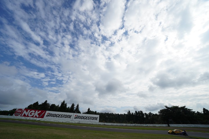 公式予選: S字を駆け上がるGTマシン