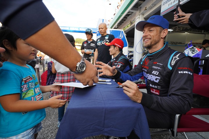 GTキッズウォーク: 山本尚貴とジェンソン・バトン（TEAM KUNIMITSU）