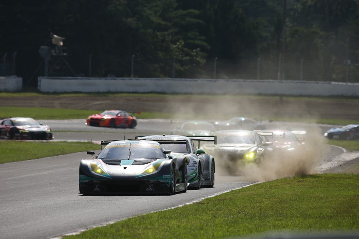 決勝レース: 高橋一穂／加藤寛規組（シンティアム・アップル・ロータス）