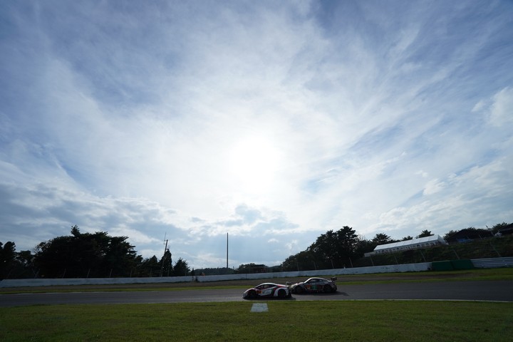 決勝レース: S字を駆け上がるGTマシン