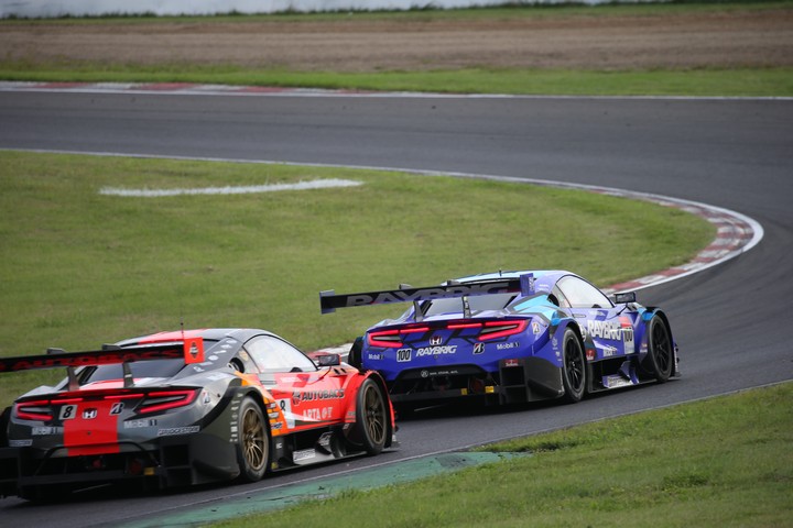 決勝レース: ジェンソン・バトン（RAYBRIG NSX-GT） vs 野尻智紀（ARTA NSX-GT）