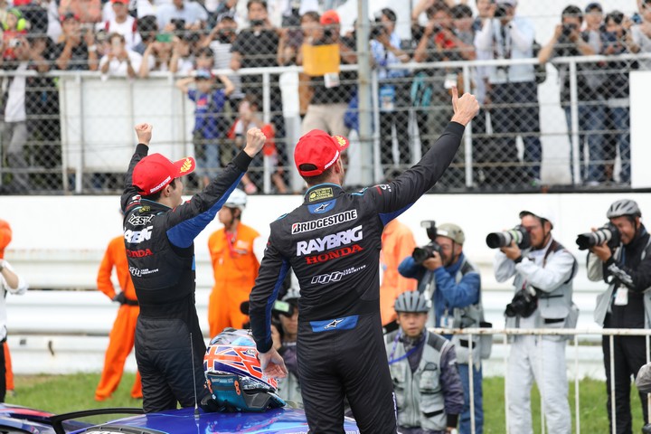 決勝レース: GT500クラスで優勝した山本尚貴とジェンソン・バトン（TEAM KUNIMITSU）