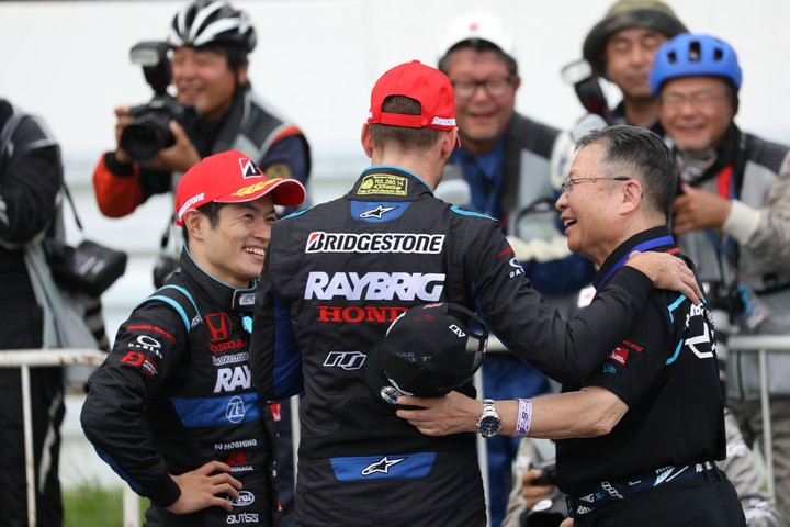決勝レース: GT500クラスで優勝した山本尚貴、ジェンソン・バトンと高橋国光監督（TEAM KUNIMITSU）
