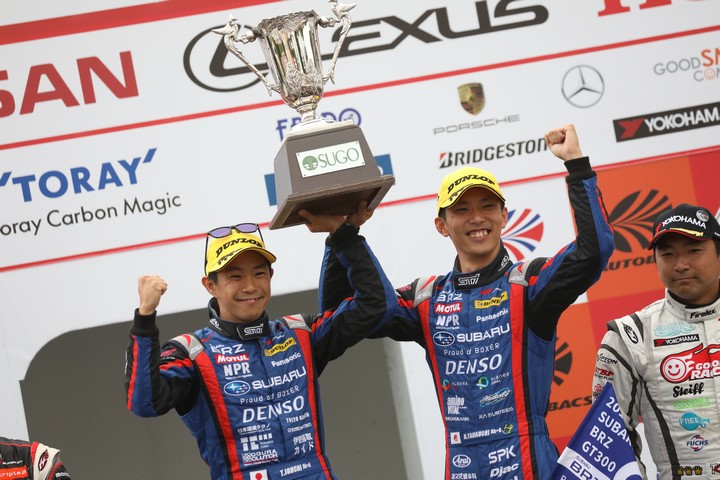 表彰式: GT300クラスで優勝した井口卓人と山内英輝（R&D SPORT）