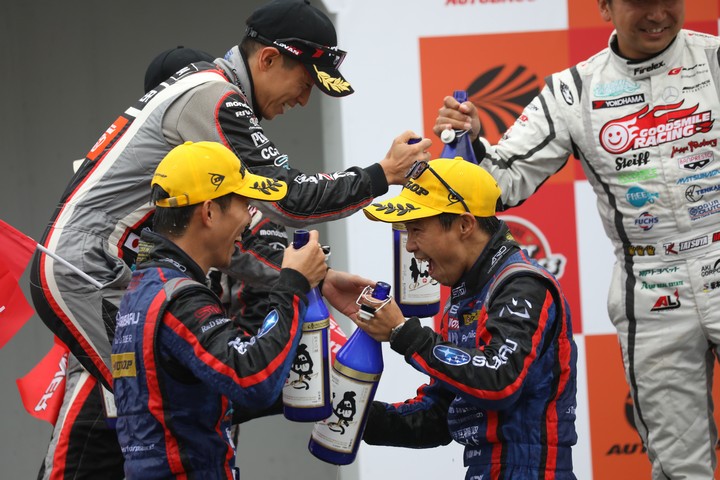 表彰式: GT300クラスのシャンパンファイト