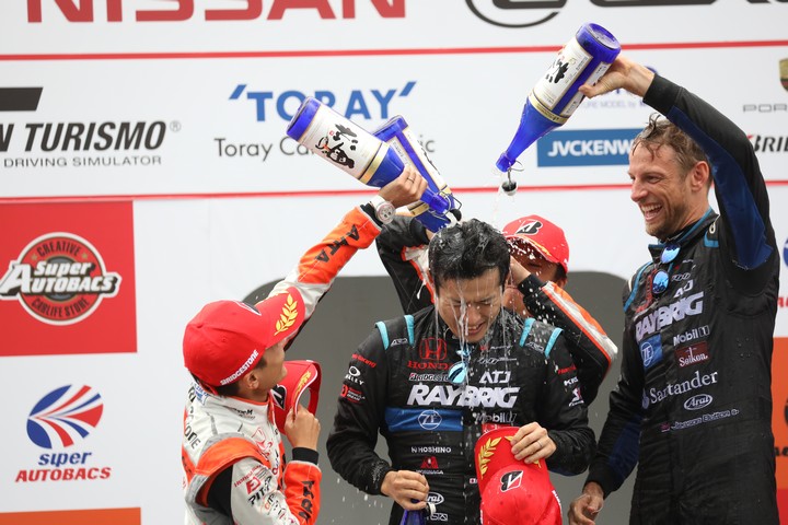 表彰式: GT500クラスのシャンパンファイト