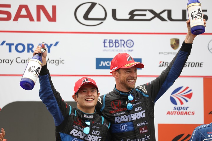 表彰式: GT500クラスで優勝した山本尚貴とジェンソン・バトン（TEAM KUNIMITSU）