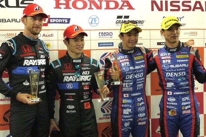 予選フォトセッション: 両クラスのポールシッター