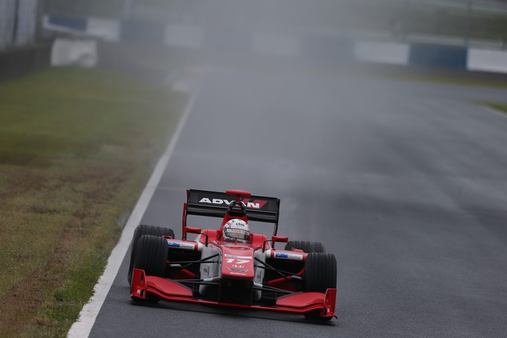 フリー走行1回目: 塚越広大（REAL SF14）