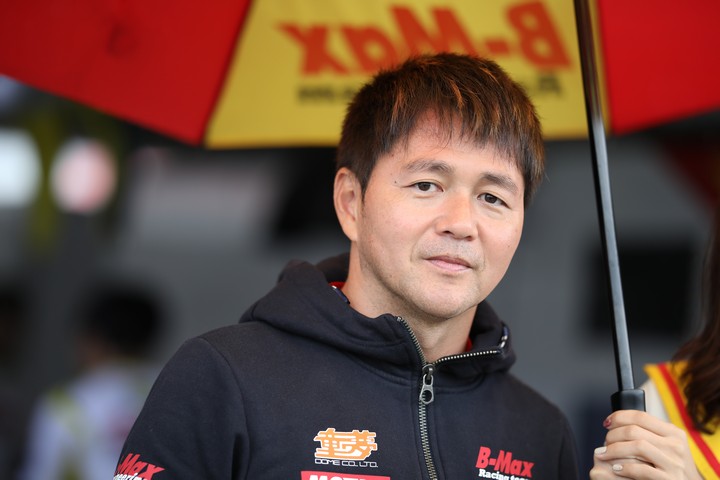ピットウォーク: 本山哲監督（B-MAX Racing Team）
