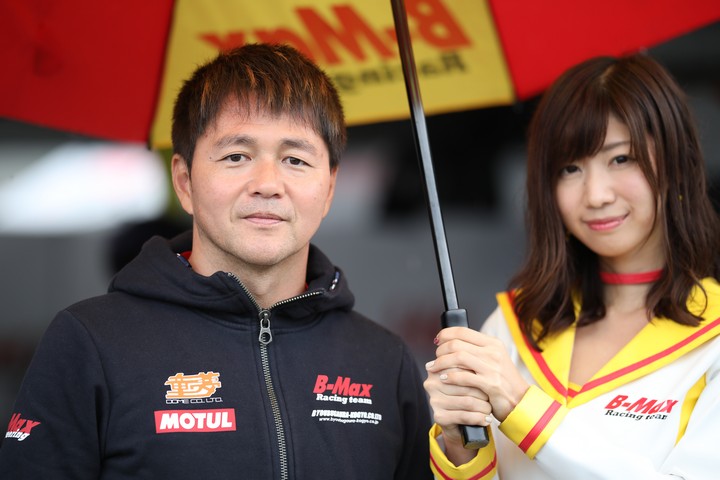 ピットウォーク: 本山哲監督（B-MAX Racing Team）