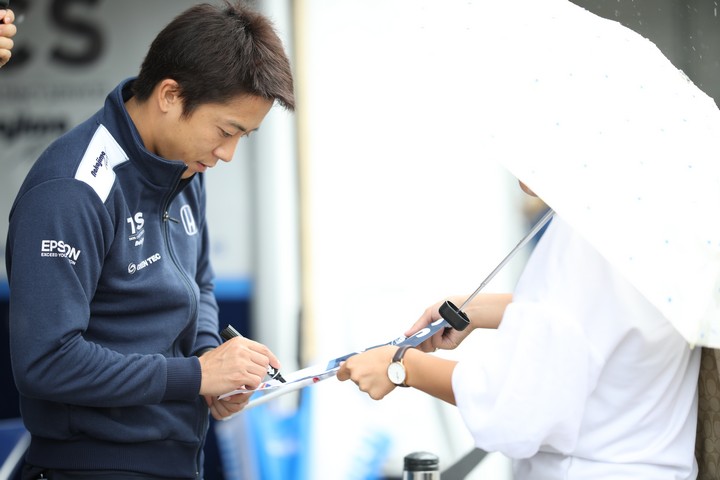 ピットウォーク: 伊沢拓也（TCS NAKAJIMA RACING）