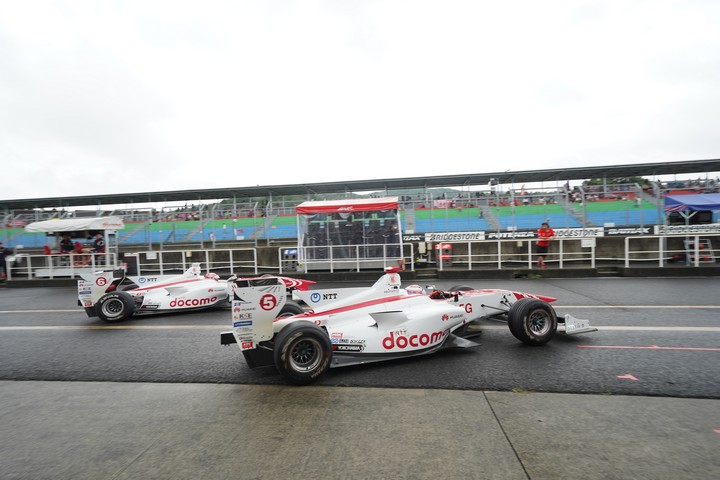 公式予選: ピットアウトするドコモダンディライアンの2台