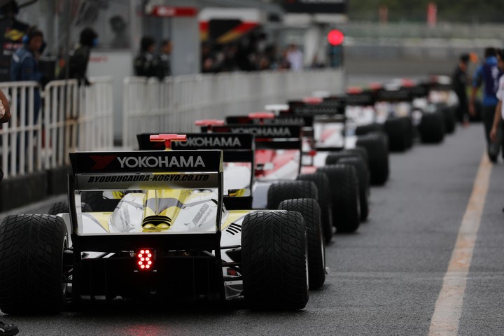 公式予選: ピット出口にならぶSFマシン