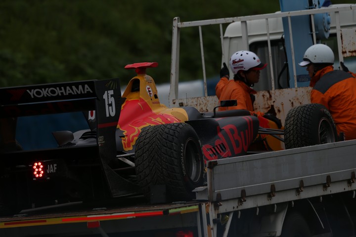 公式予選: クラッシュした福住仁嶺のTEAM MUGEN SF14