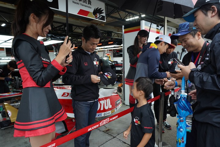 キッズピットウォーク: 山本尚貴（TEAM MUGEN）