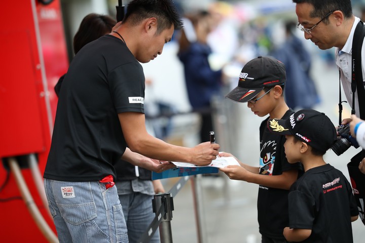 キッズピットウォーク: 塚越広大（REAL RACING）