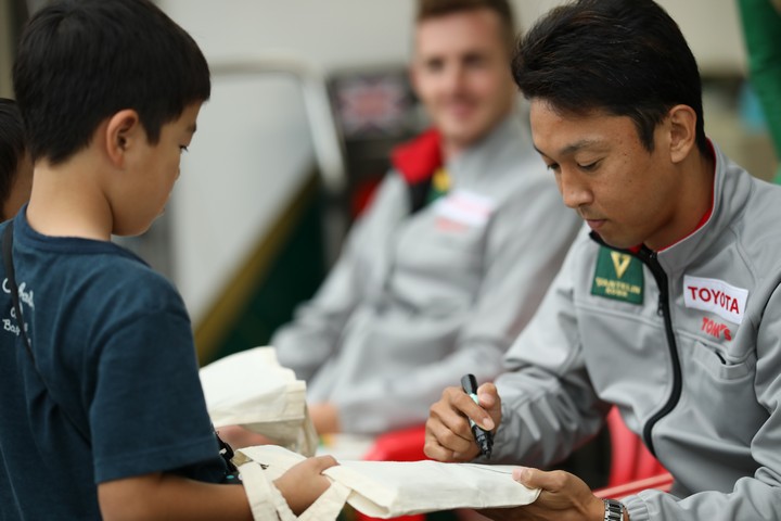 キッズピットウォーク: 中嶋一貴（VANTELIN TEAM TOM’S）