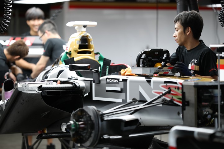 キッズピットウォーク: 作業に余念の無いチーム無限のスタッフ