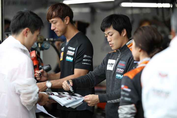 ピットウォーク: 石浦宏明と国本雄資（P.MU/CERUMO · INGING）