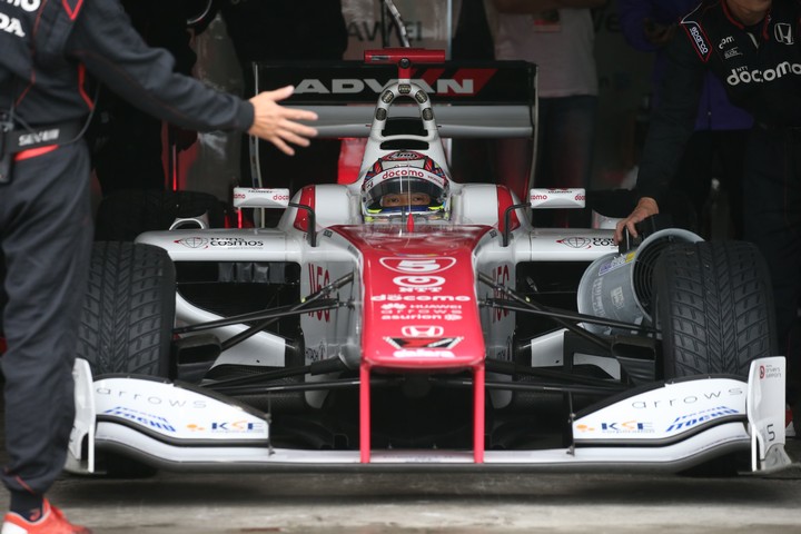 スタート進行: 野尻智紀（DOCOMO TEAM DANDELION RACING）